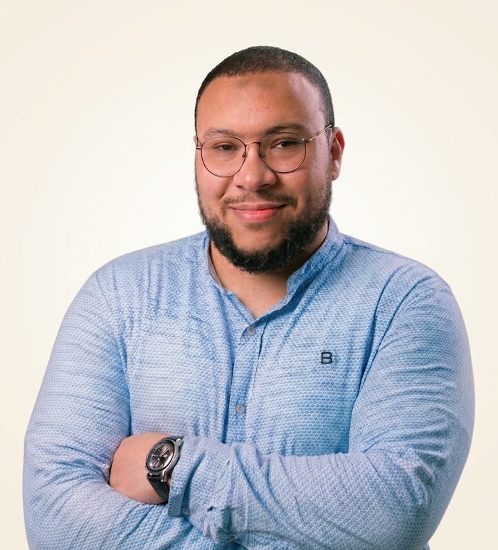 الأستاذ إبراهيم حسن